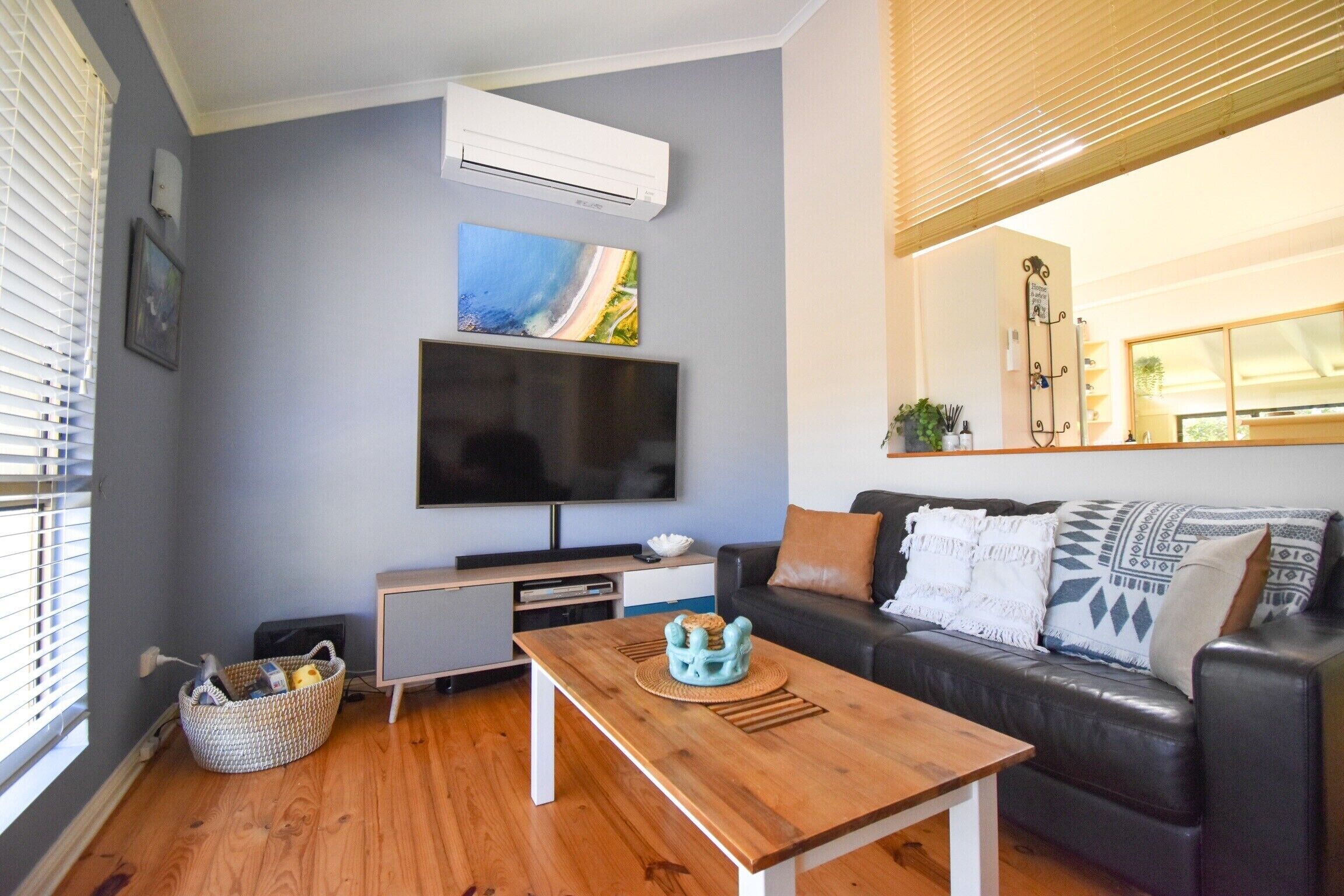 Smart TV, reproductor de DVD, libros y videoteca 