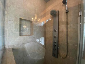 Combined shower/tub, jetted tub, hair dryer, towels - Douglas Lake Waterfront Estate (Sevierville)