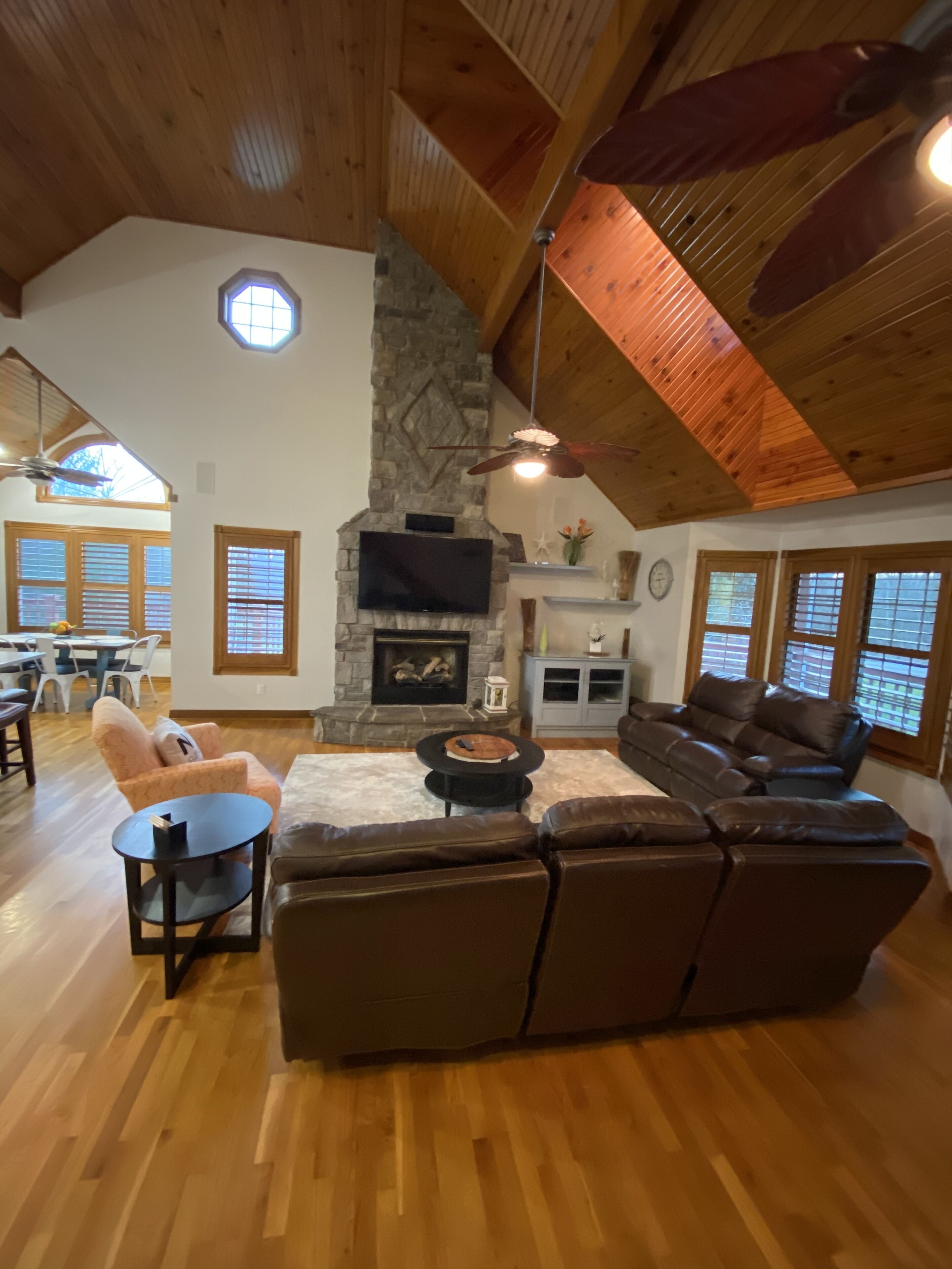 Televisio, takka, DVD-soitin, pöytäjalkapallopöytä