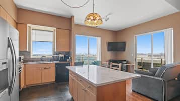 Coffee/tea maker, fridge, microwave, oven