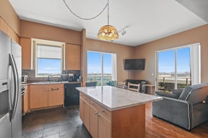 Fridge, microwave, oven, stovetop - Ocean Views/Downtown/ConventionCenter/Chic Hi-Rise (Long Beach)