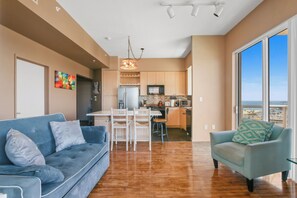 Smart TV, fireplace - Ocean Views/Downtown/ConventionCenter/Chic Hi-Rise (Long Beach)