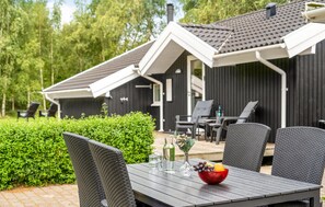 Outdoor dining - 3 bedroom lovely home in Føllenslev (Føllenslev)