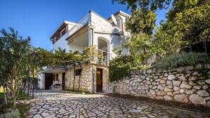 A stone-walled building with a balcony and a stone-paved entrance. - Awesome apartment in Klenovica with WiFi (Klenovica)