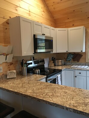 Fridge, microwave, oven, stovetop - New log cabin (Stratford)