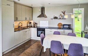 Kitchen - Awesome home in Tansøy with house a mountain view (Tansøy)