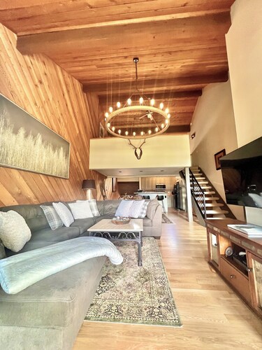 Beaver Creek Retreat! Spacious 3BR+Loft Ski In/Out – Steps to Adventure