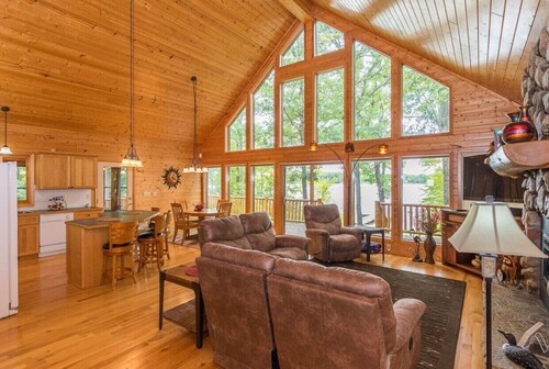 Private, family friendly lake home w/sandy beach in Crosslake on Pine Lake