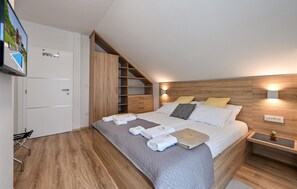 3 bedrooms, in-room safe, travel cot, free WiFi