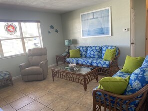 TV - Lovely Beach Home in peaceful Ormond by the Sea, Florida  (Ormond-by-the-Sea)