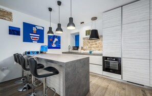 Kjøleskap, ovn, oppvaskmaskin og kaffetrakter/tekoker