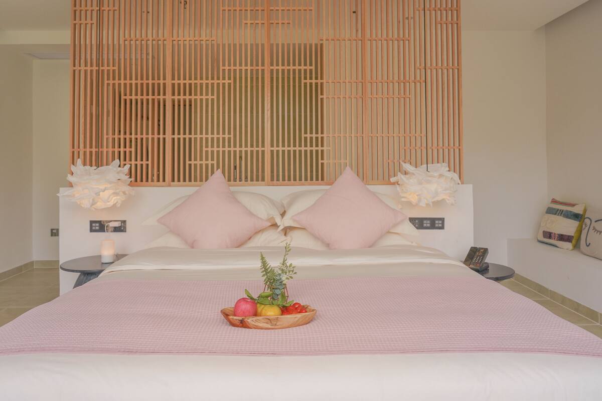 Deluxe Double Room, Bathtub | Blackout curtains, free WiFi