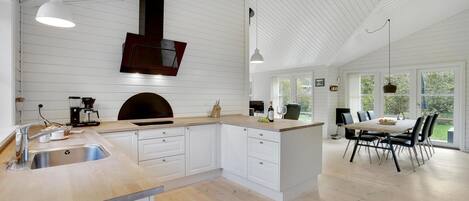 Kylskåp, ugn, spishäll och diskmaskin