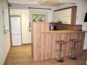 Réfrigérateur, four à micro-ondes, un four, lave-vaisselle