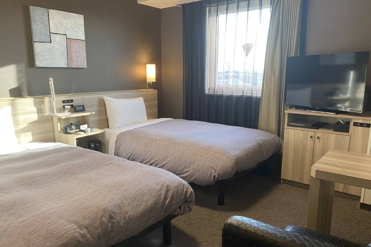 Escritorio, wifi gratis y ropa de cama 