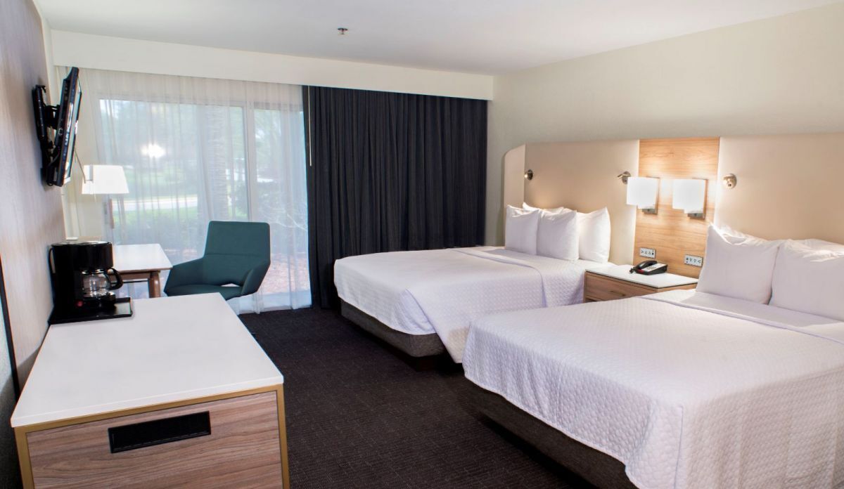 Wonderful Place To Stay! 4 Convenient Units, Free Shuttle, Onsite Dining, Pool