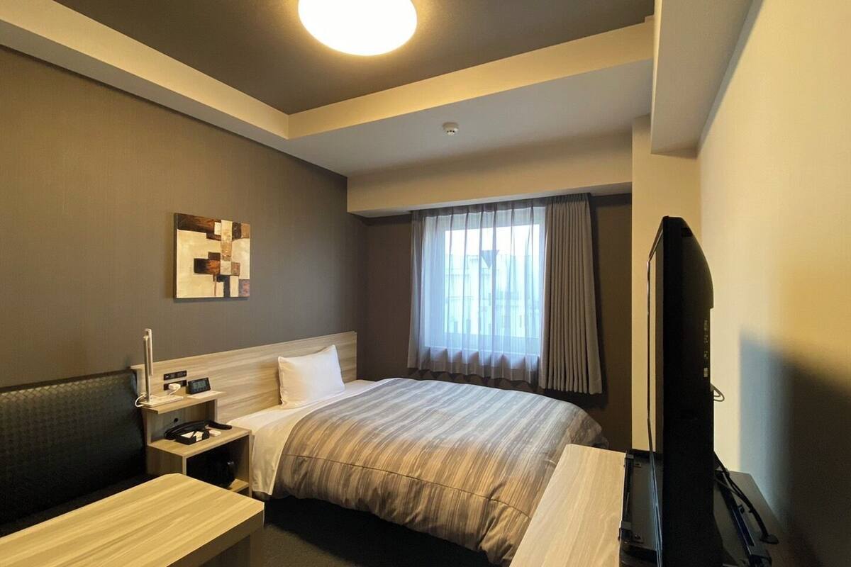 WiFi (free), bed sheets