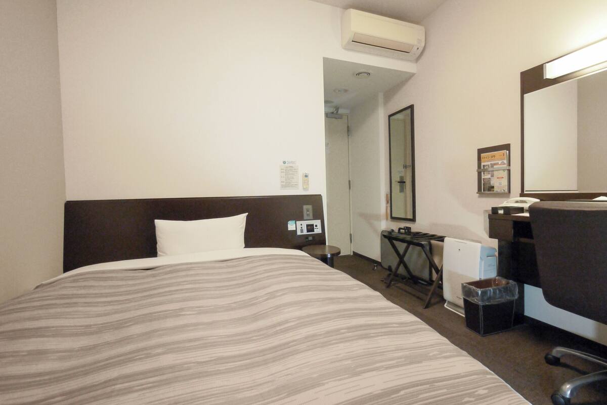 WiFi (free), bed sheets
