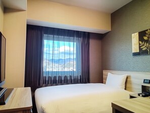 Quarto solteiro, para não fumantes | Escrivaninha, Wi-Fi de cortesia, roupa de cama