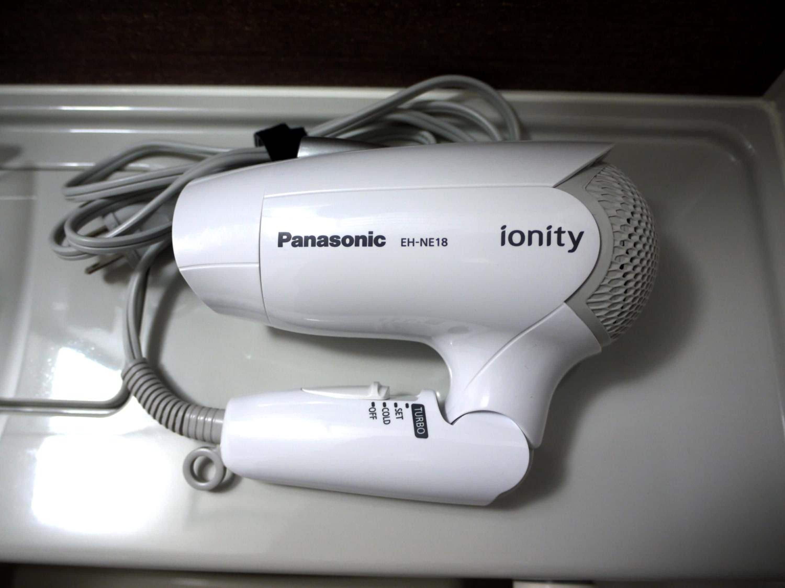 Un secador de pelo Panasonic ionity con cable y un interruptor de encendido.