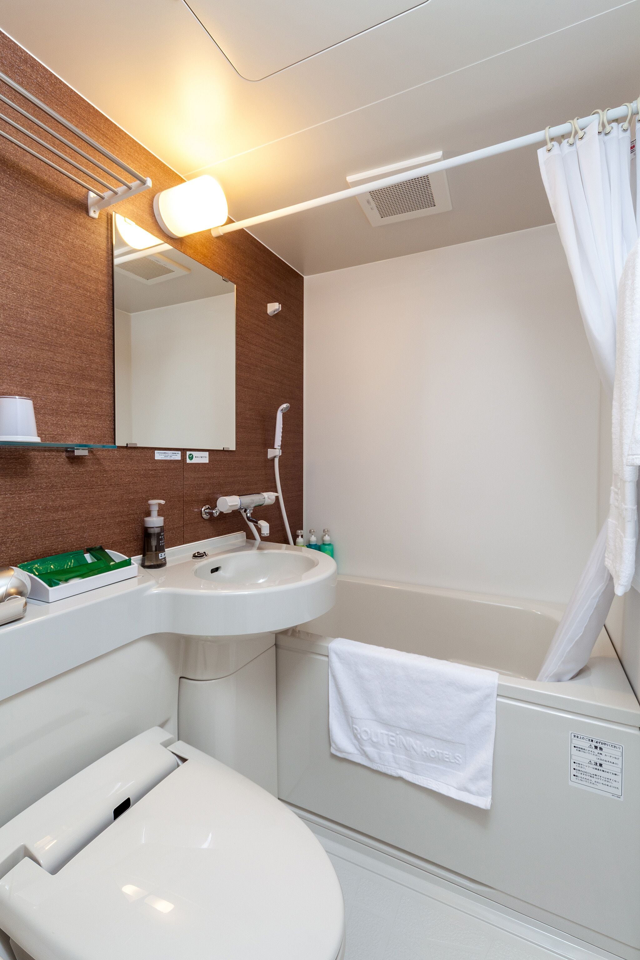 combined shower/bathtub, free toiletries, hair dryer, slippers