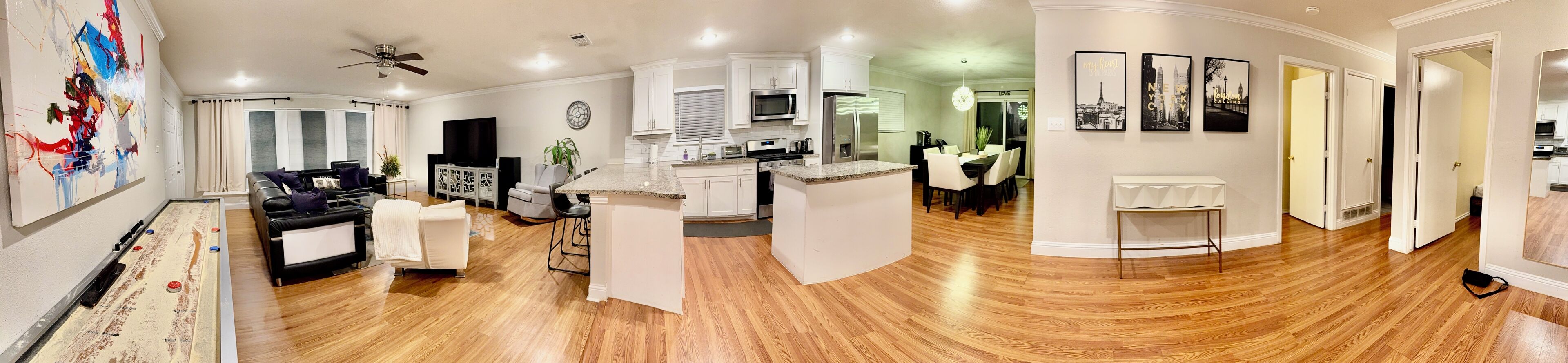 Smart-TV, bøker og stereoanlegg