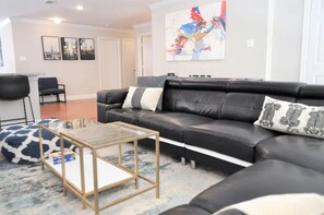 智能电视、书、立体声音响