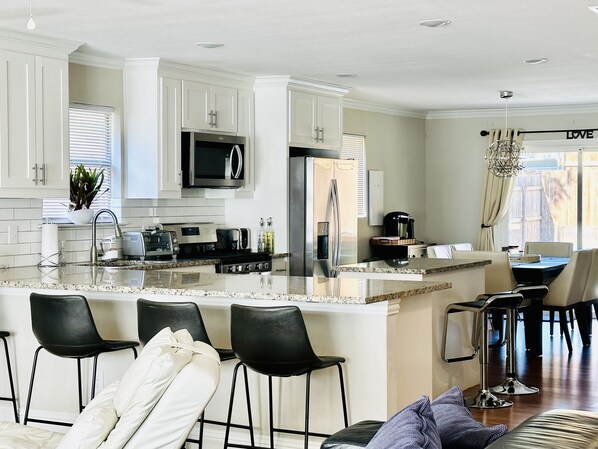 冰箱、微波炉、烤箱、炉灶