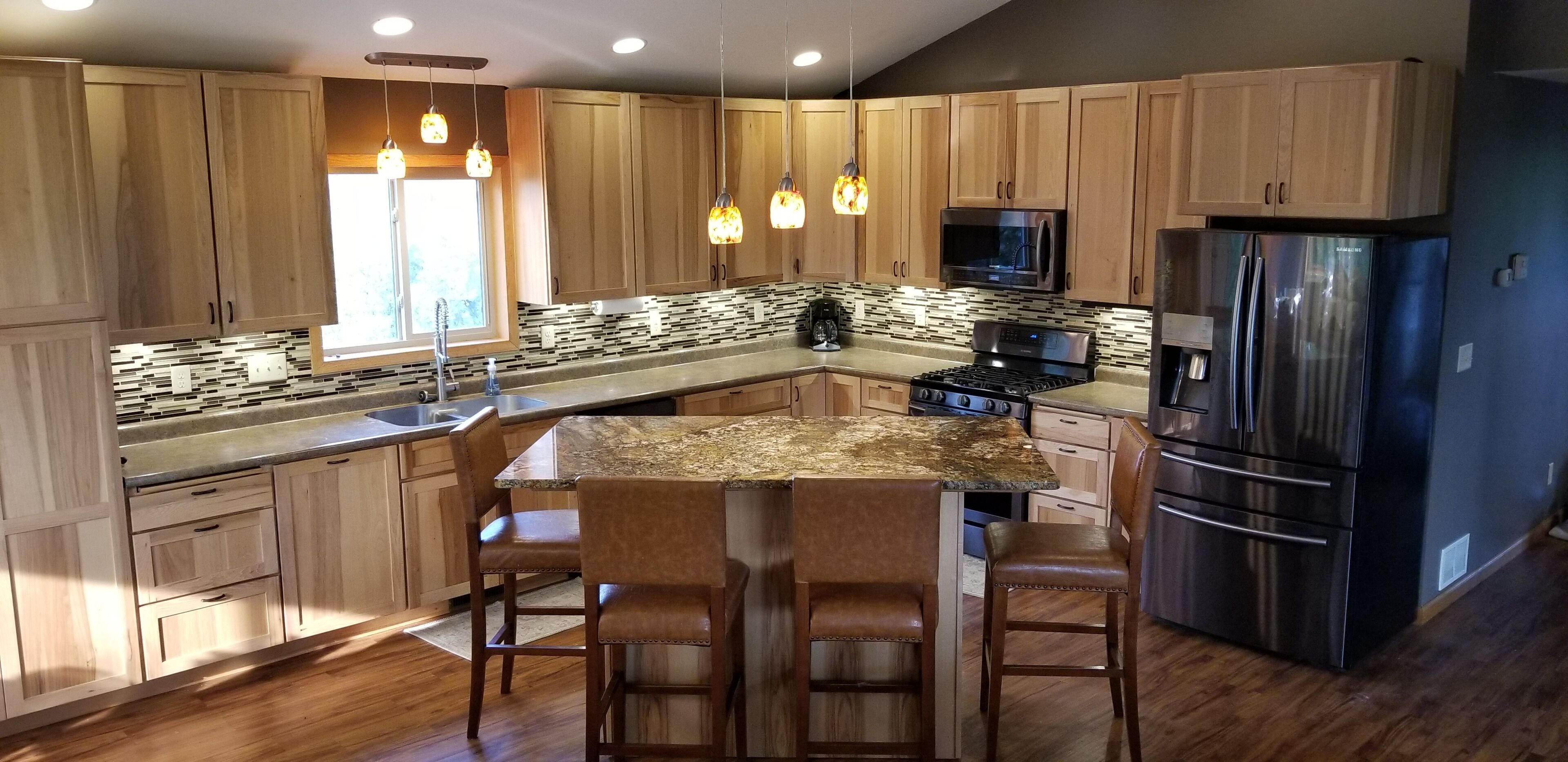 4 Bedroom 2 Bath Lodge overlooking river bottoms with fabulous views