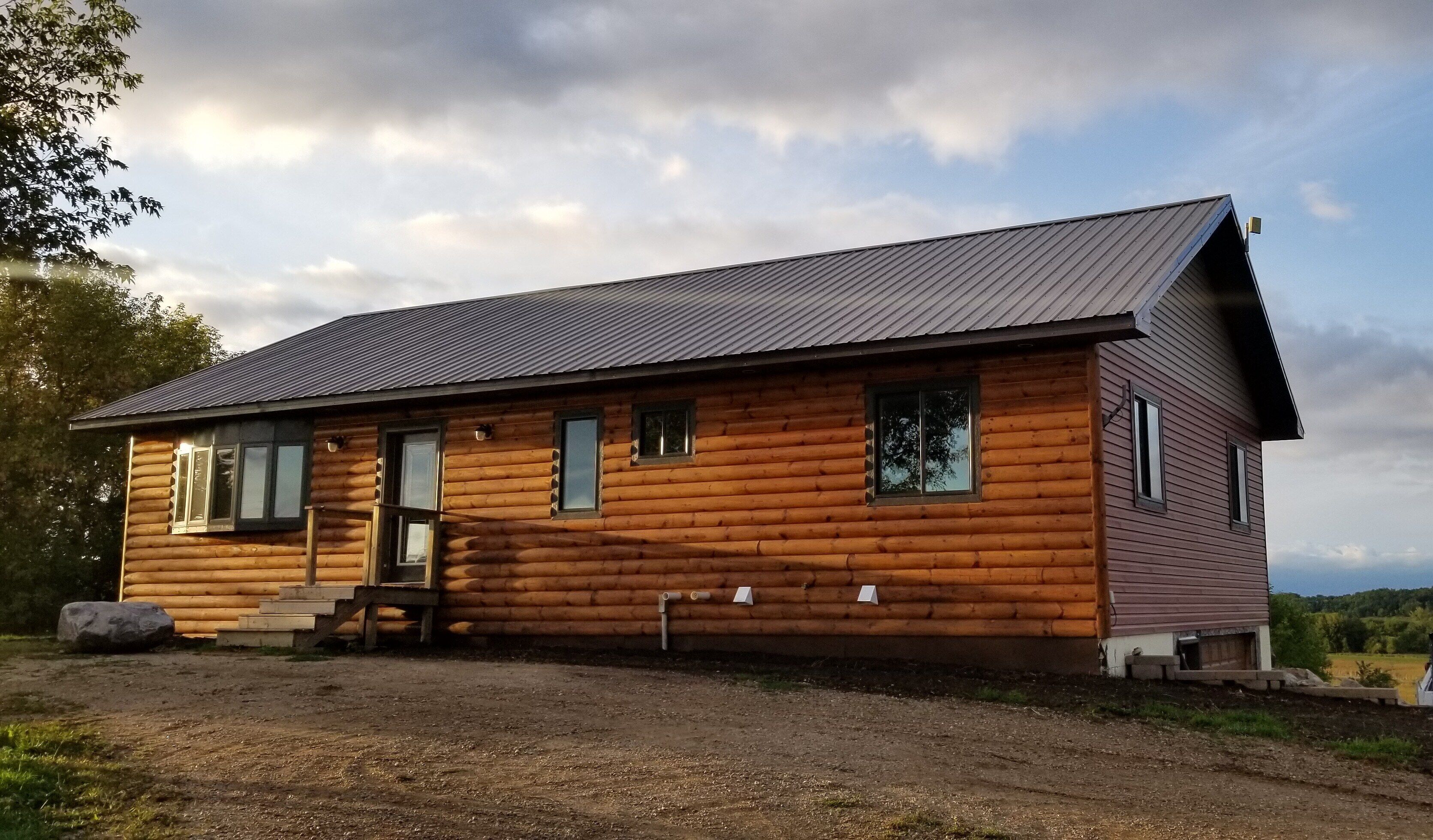 4 Bedroom 2 Bath Lodge overlooking river bottoms with fabulous views