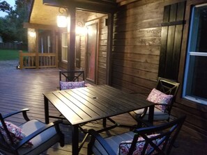 Outdoor dining - Creekside Country Retreat, Spacious country living on 1 acre in the country. (Conroe)