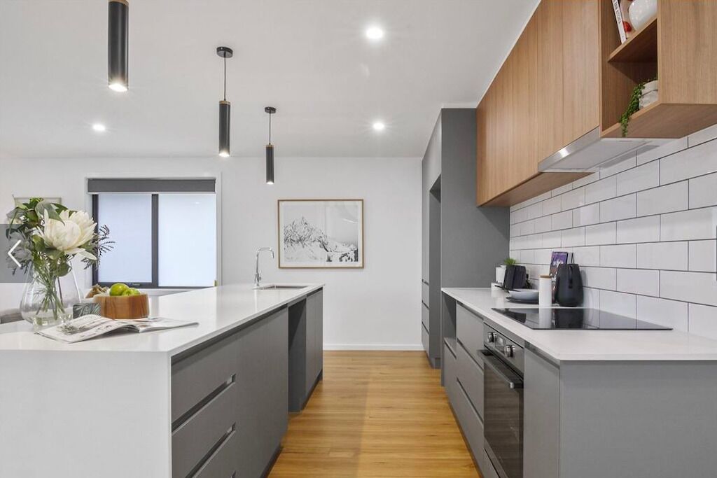 Spacious house close to Hobart CBD. Wifi & New 80 inch Sony QLED SMART TV