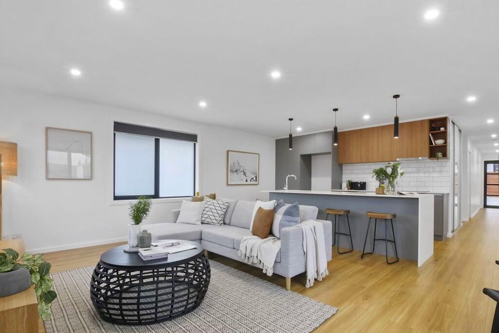 Spacious house close to Hobart CBD. Wifi & New 80 inch Sony QLED SMART TV