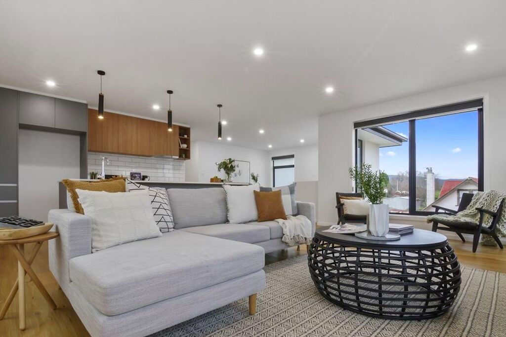 Spacious house close to Hobart CBD. Wifi & New 80 inch Sony QLED SMART TV