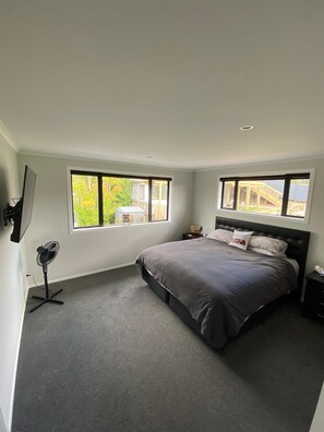 4 bedrooms, free WiFi, bed sheets - New build i (Auckland)