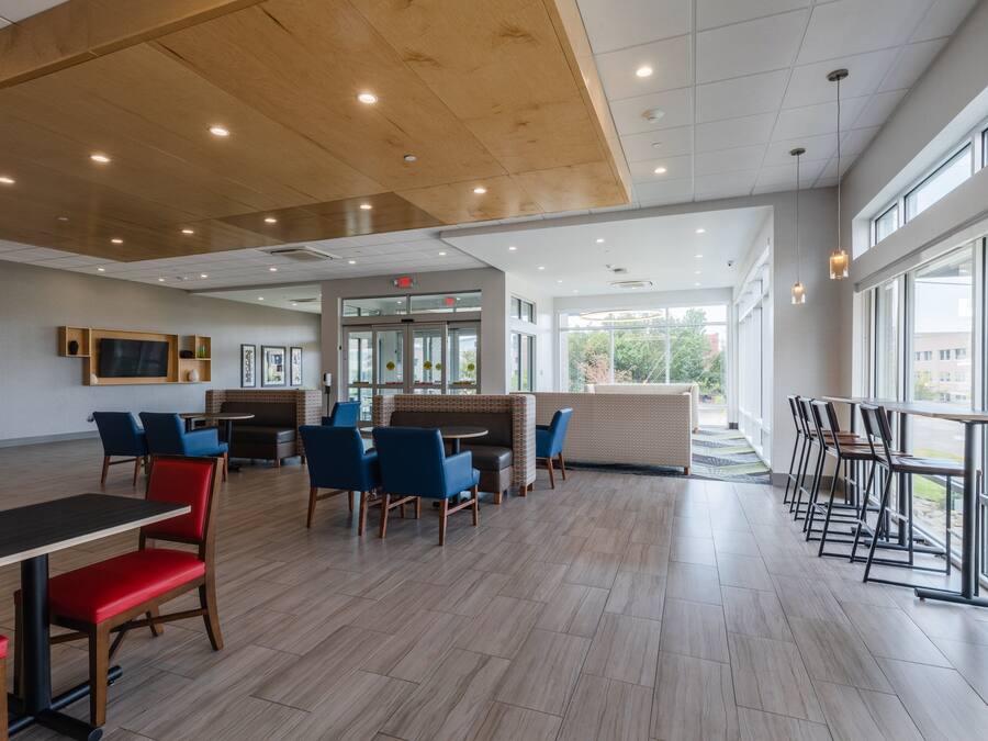 Free full breakfast on weekdays