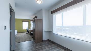 Standard Room, 1 King Bed | Premium bedding, in-room safe, desk, laptop workspace