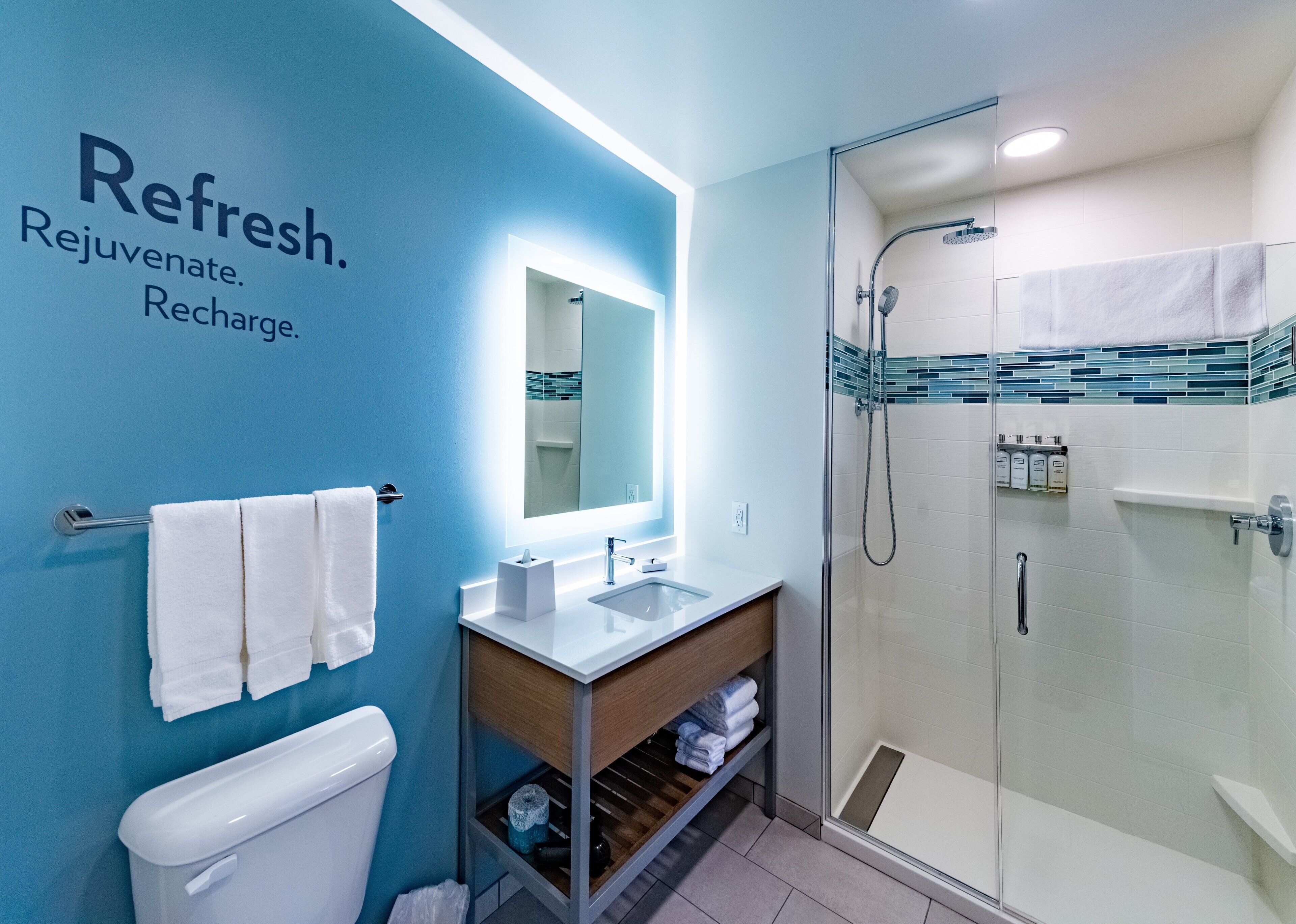 suite, 2 bedrooms | bathroom | hair dryer, towels, soap, shampoo