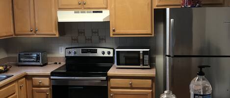 Réfrigérateur, batterie de cuisine, vaisselle et ustensiles