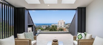 Designer Penthouse Overlooking Manly, the Ocean and Harbour