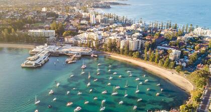 Designer Penthouse Overlooking Manly, the Ocean and Harbour