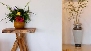 Dois vasos com diferentes arranjos de flores sobre uma mesa.