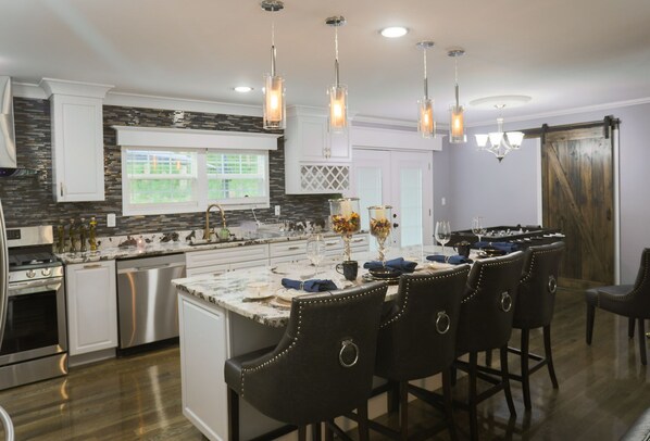 Mikroaaltouuni, astianpesukone, kahvin-/teenkeitin