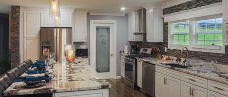 Micro-ondes, lave-vaisselle, cafetière/bouilloire