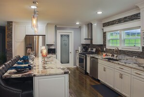 Mikroaaltouuni, astianpesukone, kahvin-/teenkeitin