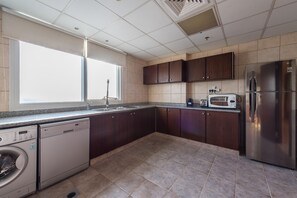 Appartement luxueux, 4 chambres, non-fumeur, vue sur la marina | Cuisine privée | Réfrigérateur grande capacité avec congélateur, four à micro-ondes