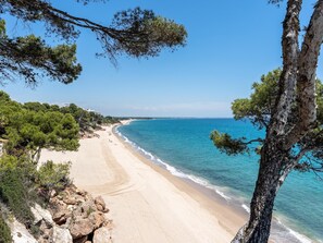 På stranden