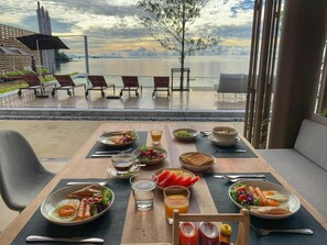 Desayuno continental diario (THB 250 por persona)