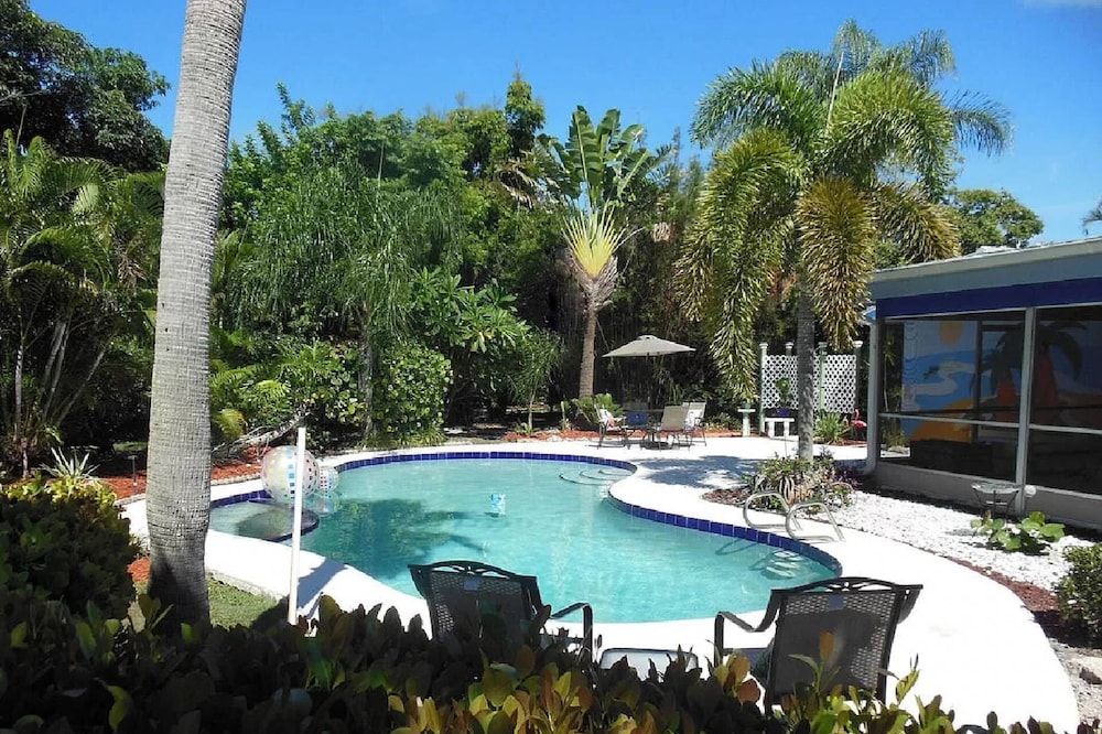 Fall Deal 20% off Poolside Retreat Home only 3 miles away from E Atlantic Ave!