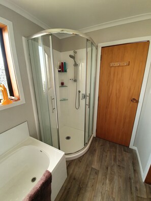 Hair dryer, towels, toilet paper - Private holiday home (Twizel)
